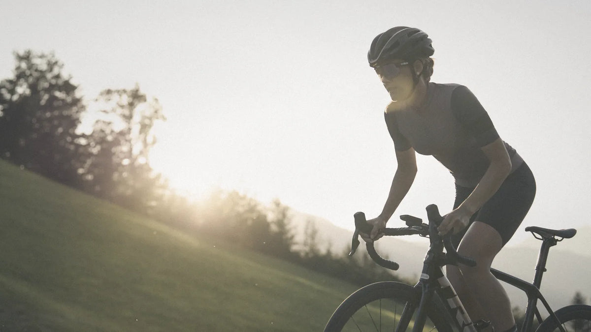 Rennvelofahrerin im Abendlicht