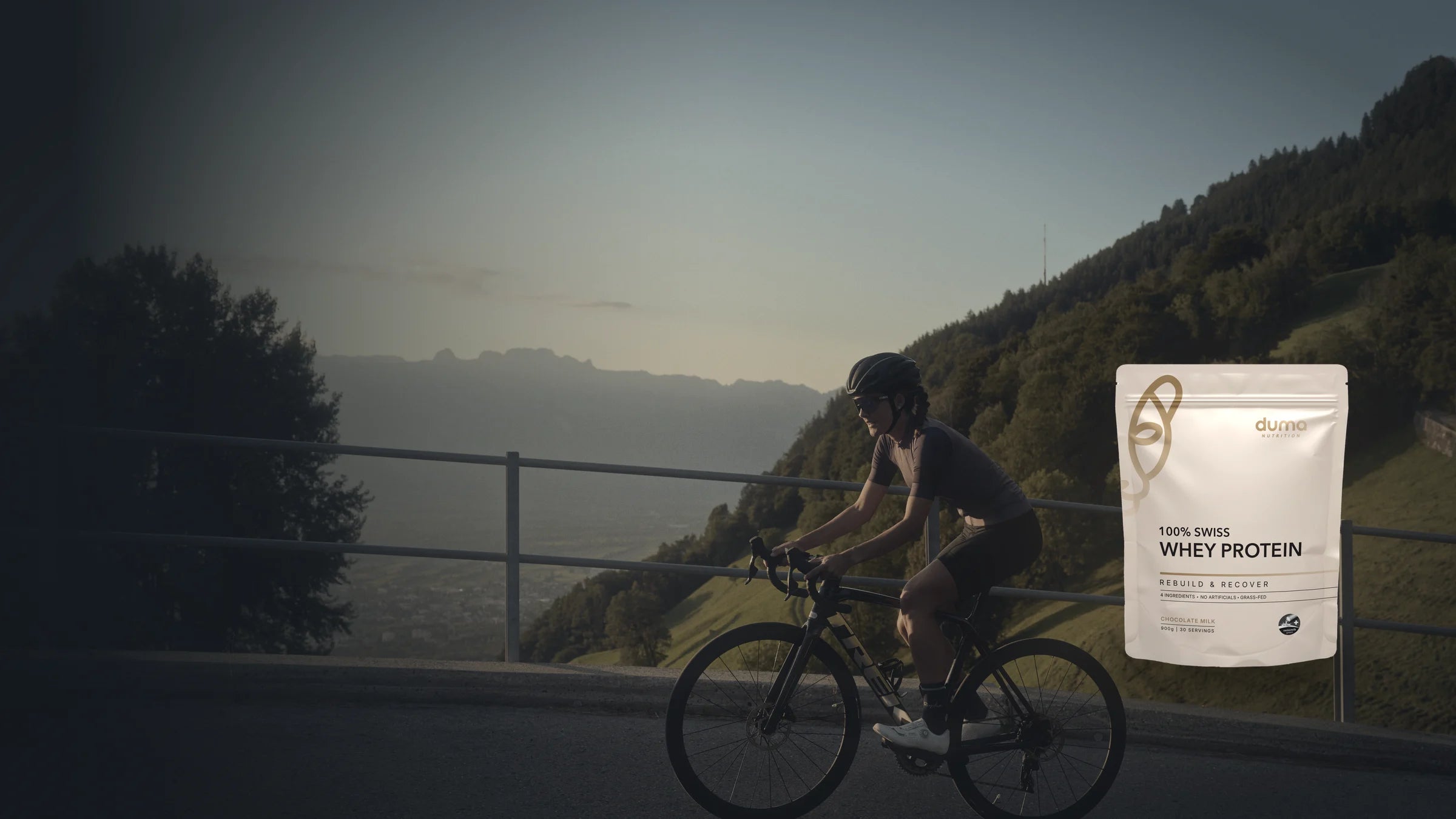 Velofahrerin über dem Rheintal, Duma 100% Swiss Whey Protein