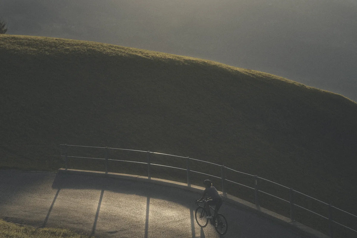 Velofahrer in der Natur im Morgenlicht